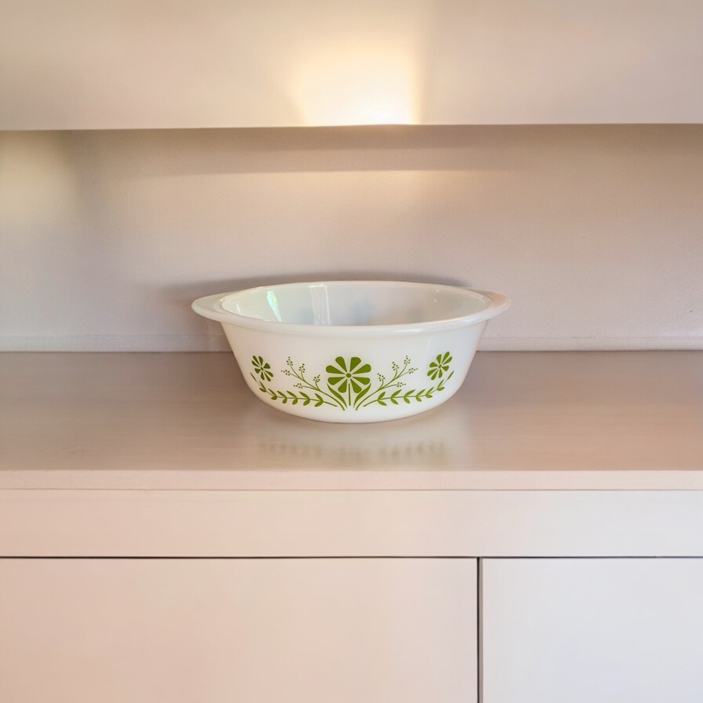 Vintage Glasbake GREEN DAISY 1 1/2 Quart Casserole Dish Milk Glass Round 2600